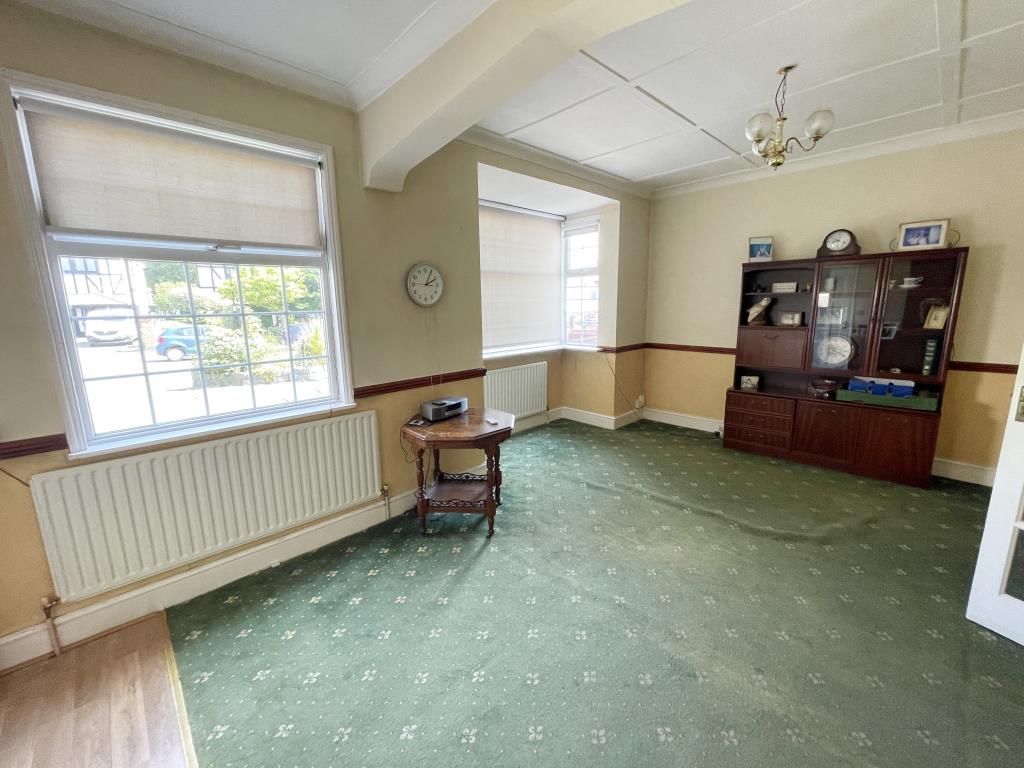 Lot: 84 - DETACHED BUNGALOW & GARAGE WITH POTENTIAL - inside image of living room